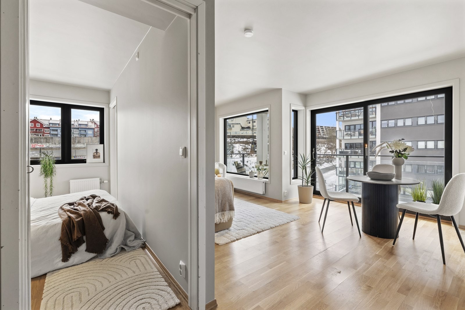 Leiligheten er nylig malt og det er satt inn integrerte hvitevarer på kjøkkenet som medfølger handelen. Galleribilde