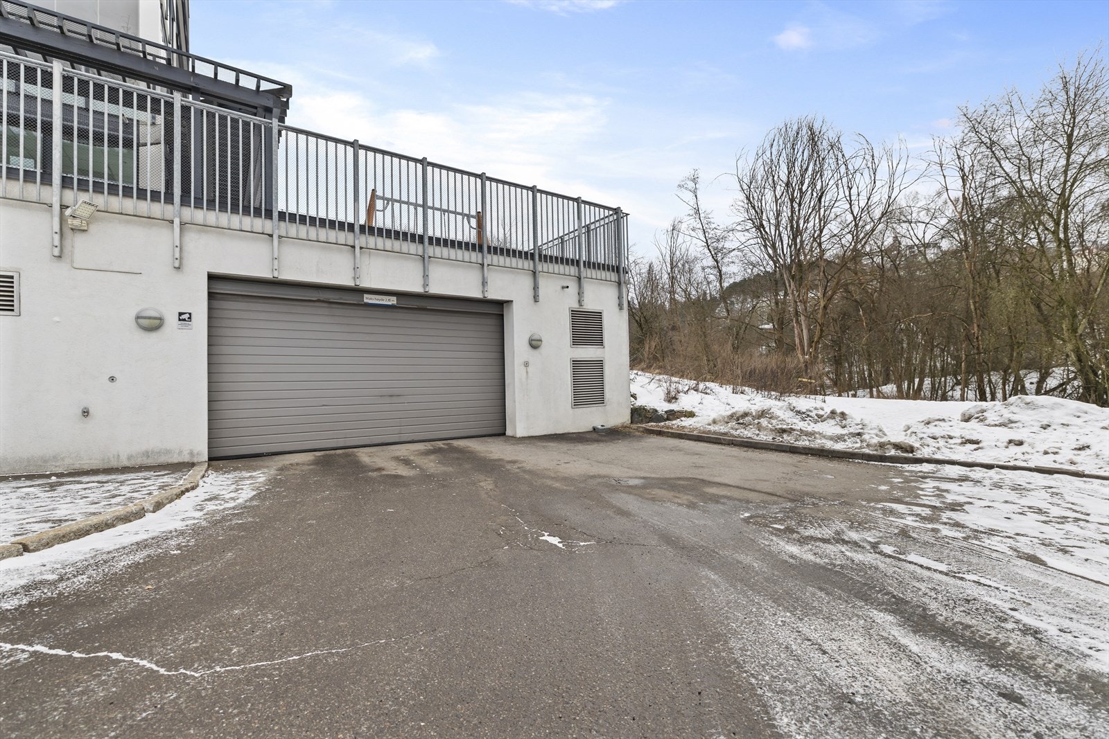 Med leiligheten medfølger en garasjeplass i felles garasjeanlegg merket med nr. 5 Galleribilde