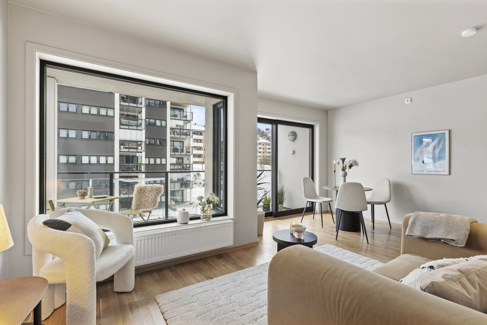 Pen 2- roms med tilhørende garasjeplass med store vindusflater som slipper inn naturlig lys Galleribilde