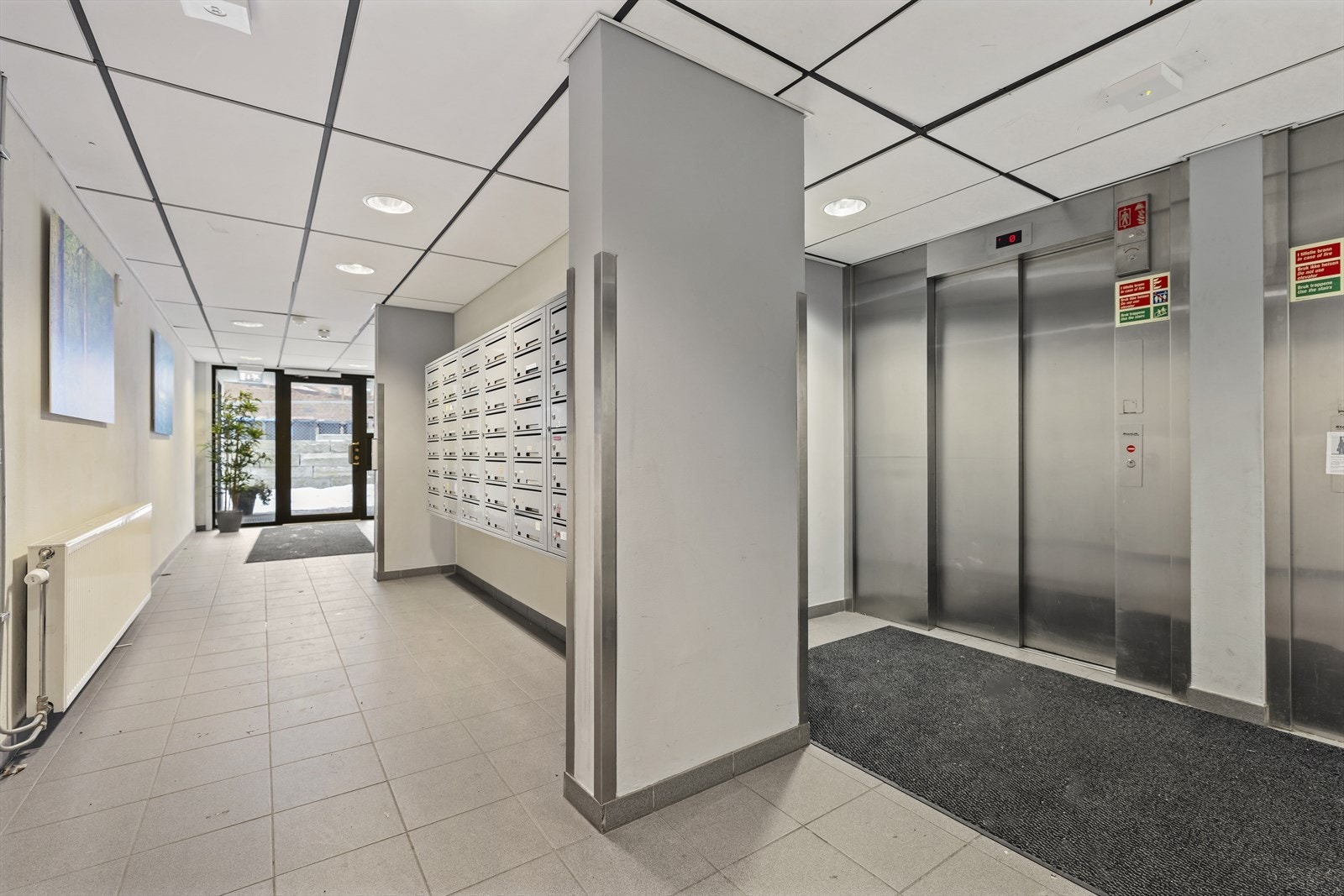 Bygget har heis som tar deg direkte opp til leiligheten som ligger i 4 etasje Galleribilde