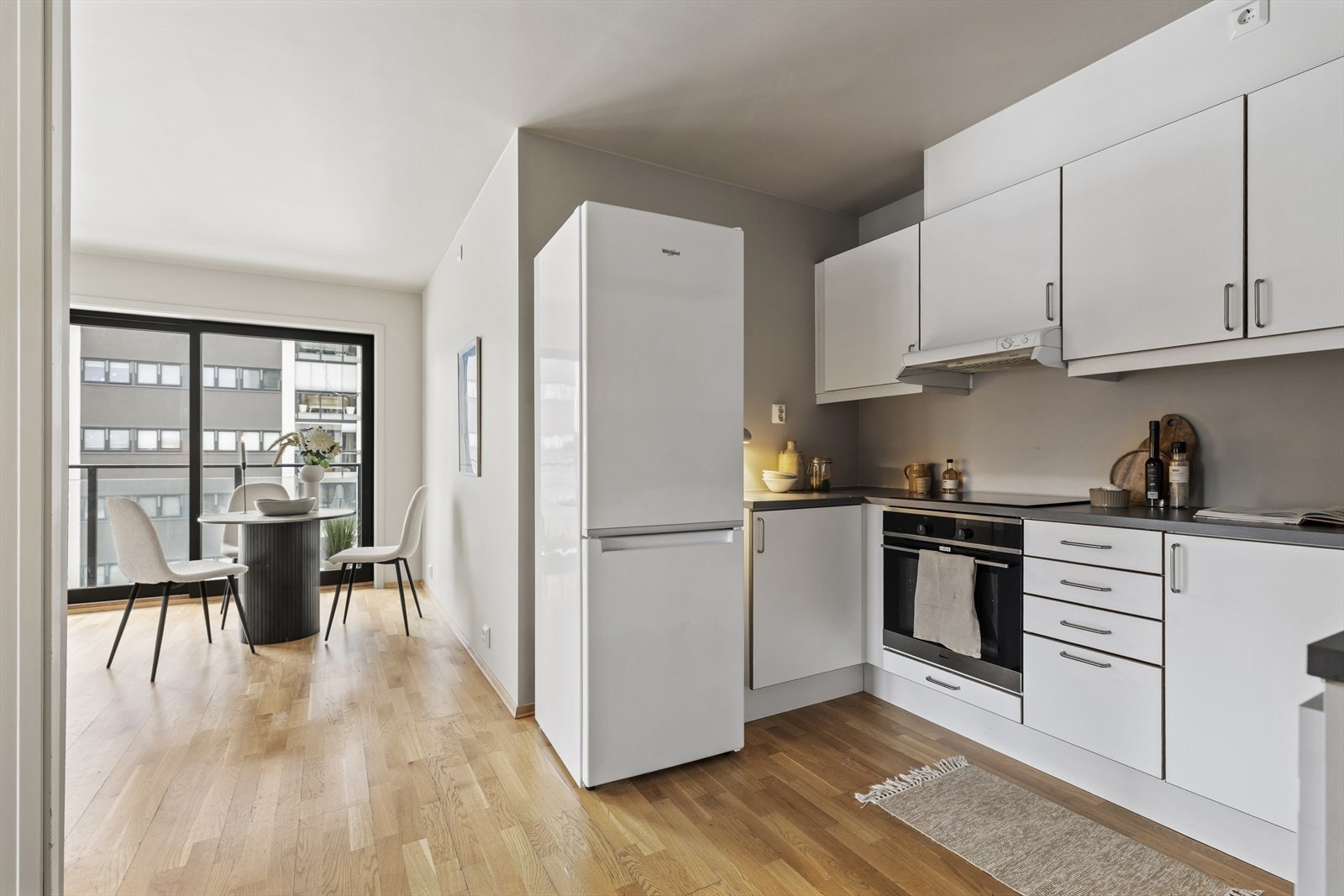 Kjøkkenet ligger i åpen løsning til stuen, men allikevel tilbaketrukket i egen nisje Galleribilde