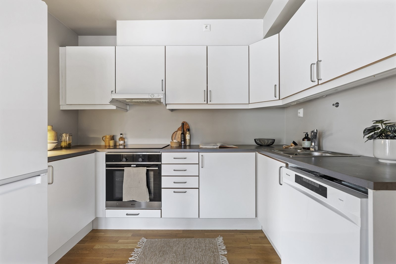 Rikelig med plass til både matlaging og oppbevaring Galleribilde