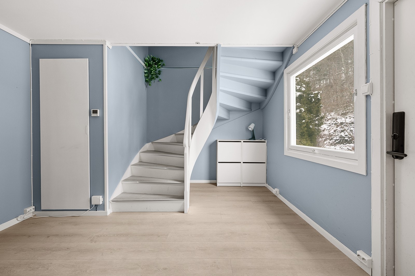 Ned i underetasjen og den romslige entréen Galleribilde