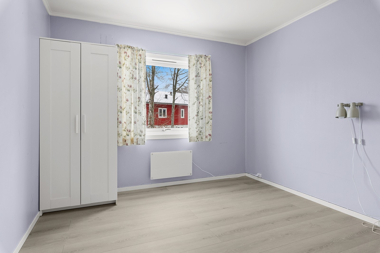 Etasjens soverom, et lyst og pent soverom med god plass til ønsket møblement Galleribilde