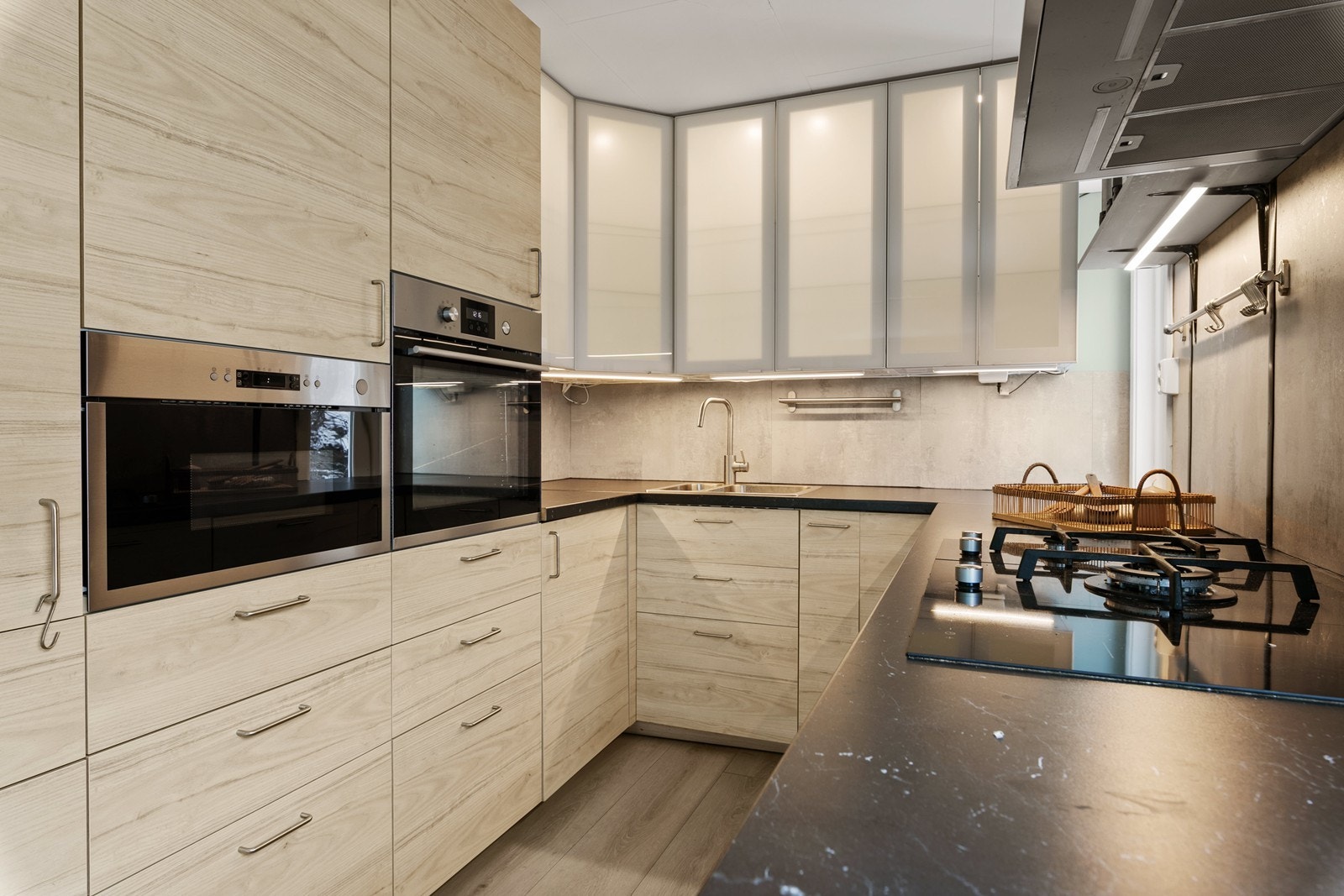 Integrerte hvitevarer og godt med skapplass Galleribilde