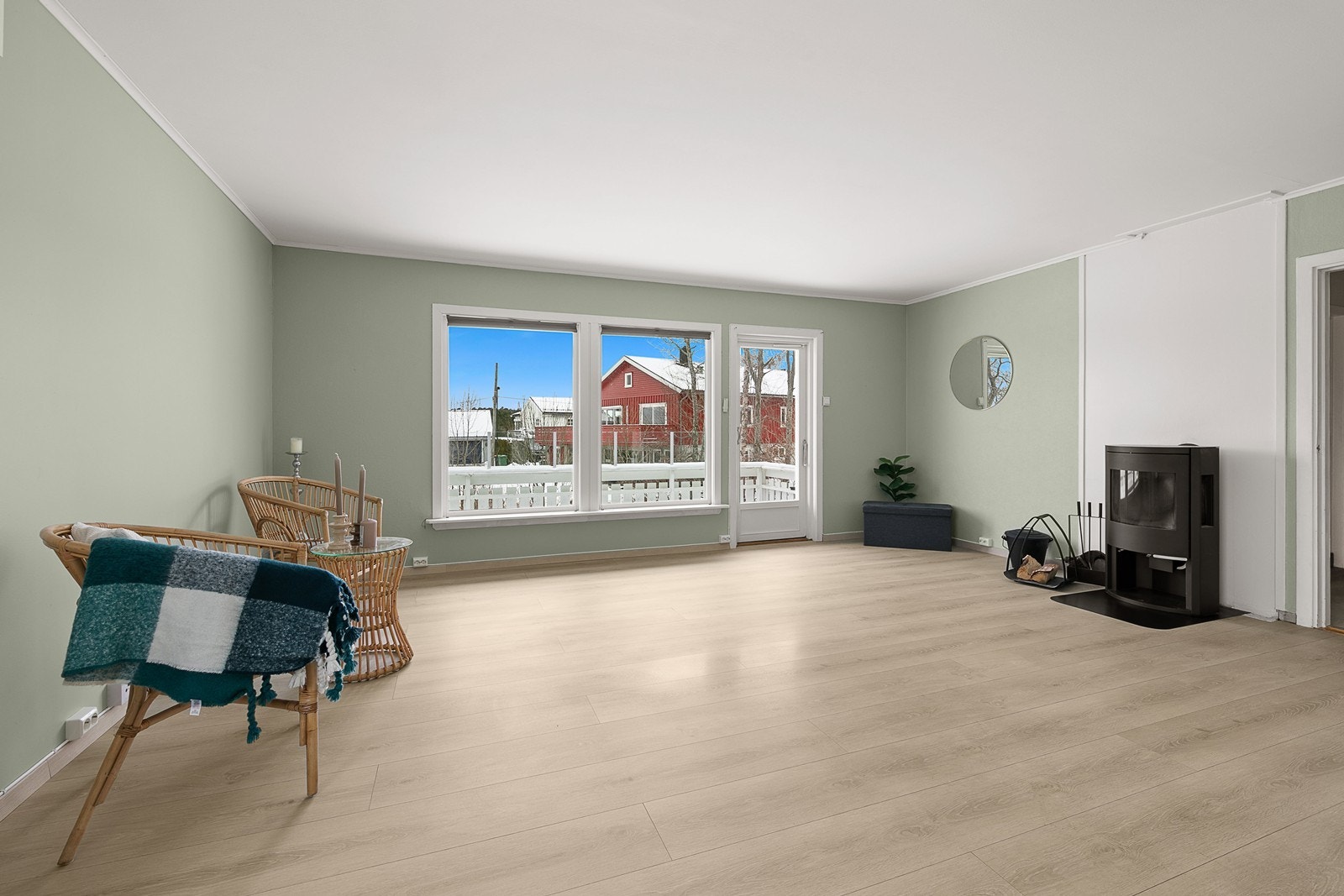 Velkommen inn! Den store stuen har utgang til terrasse mot vest Galleribilde