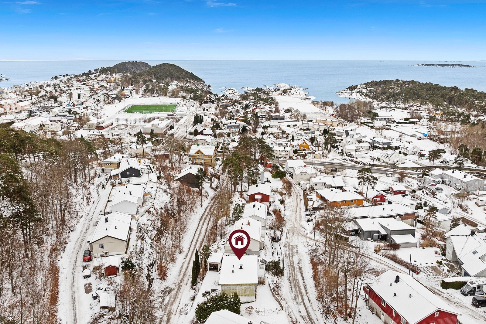 Boligen ligger høyt og fritt i en blindgate, i rolige og barnevennlige omgivelser Galleribilde