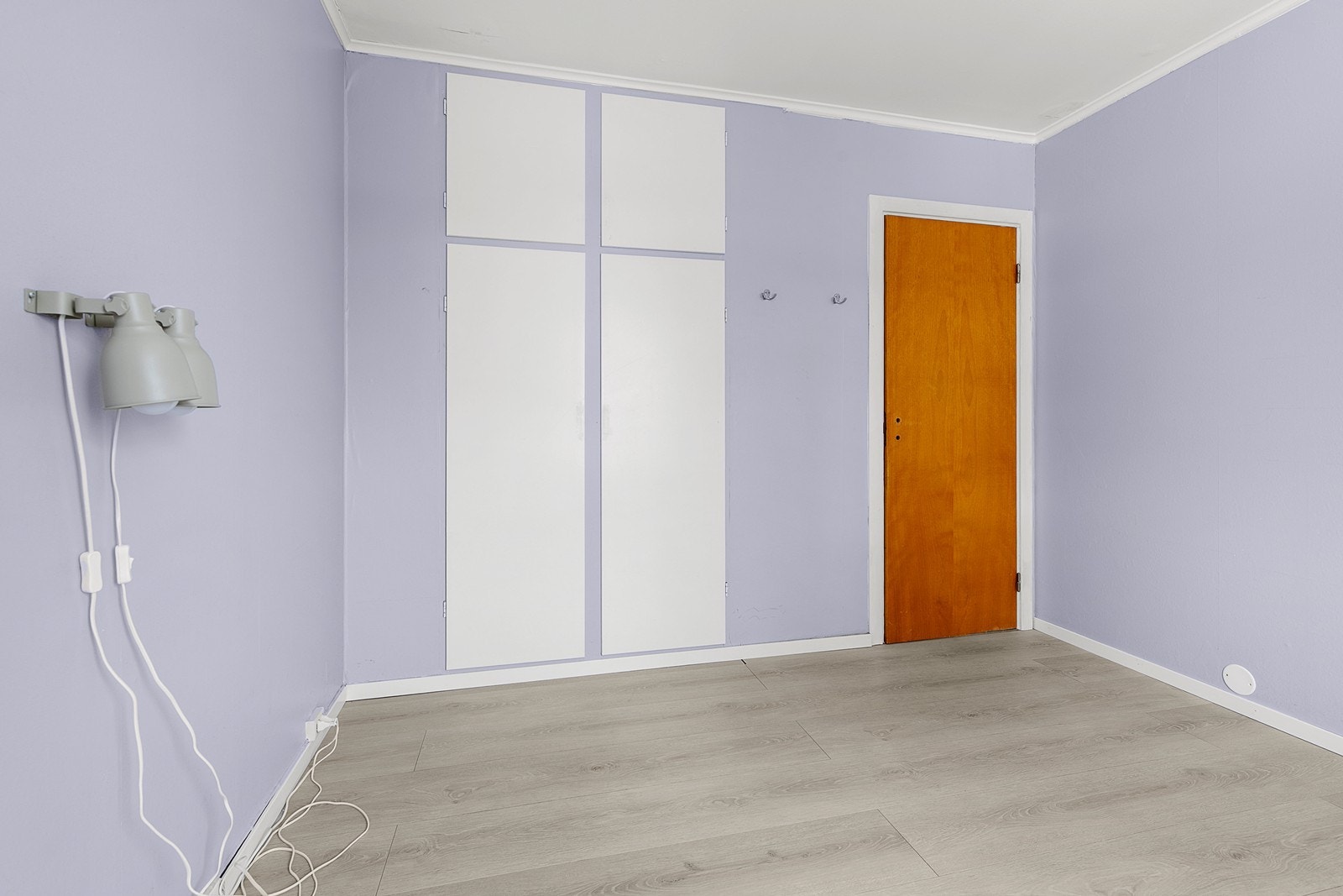 Og plassbyggede skap for oppbevaring Galleribilde