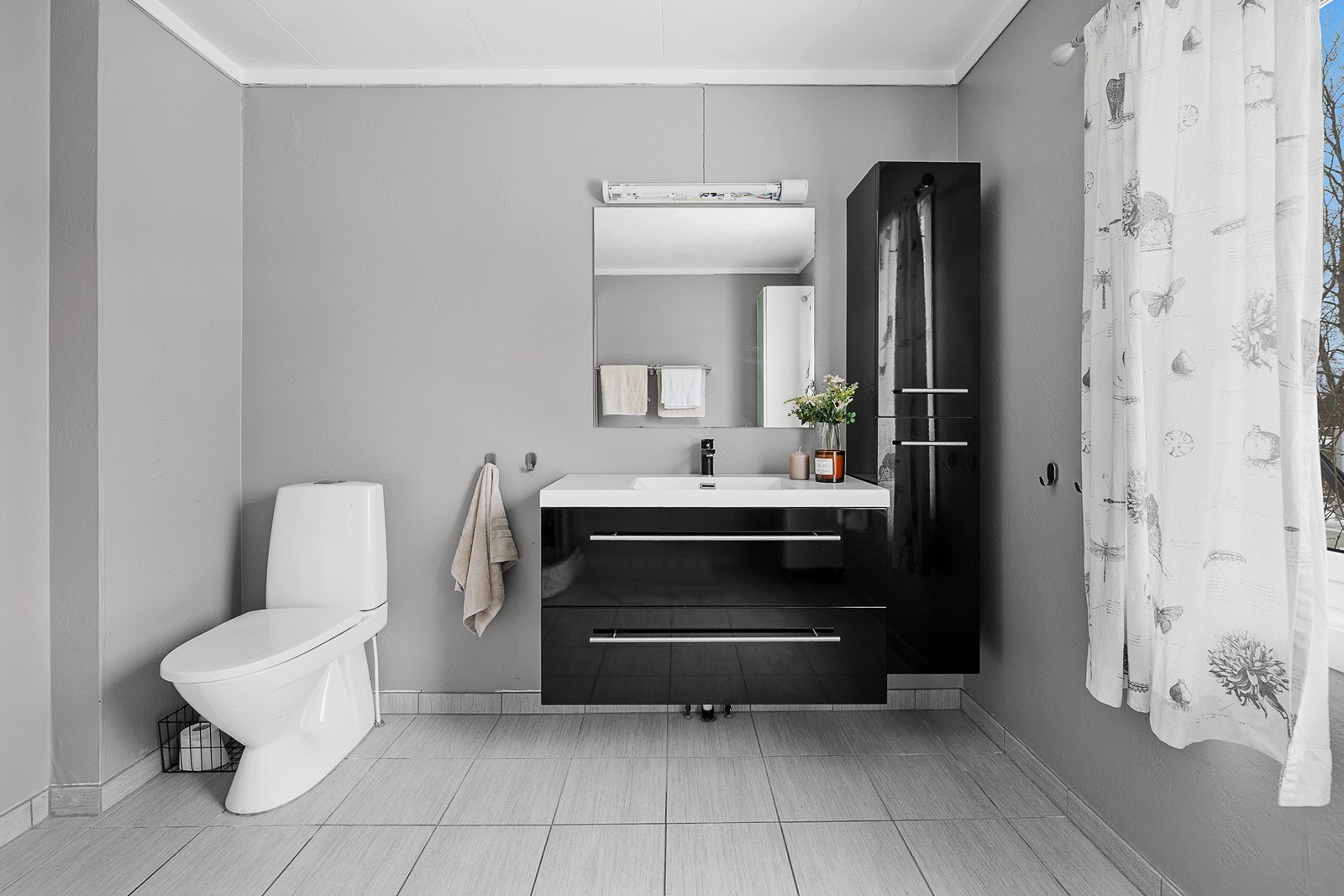 Innredet med dusjkabinett, servant i innredning, toalett og praktiske skap for oppbevaring Galleribilde