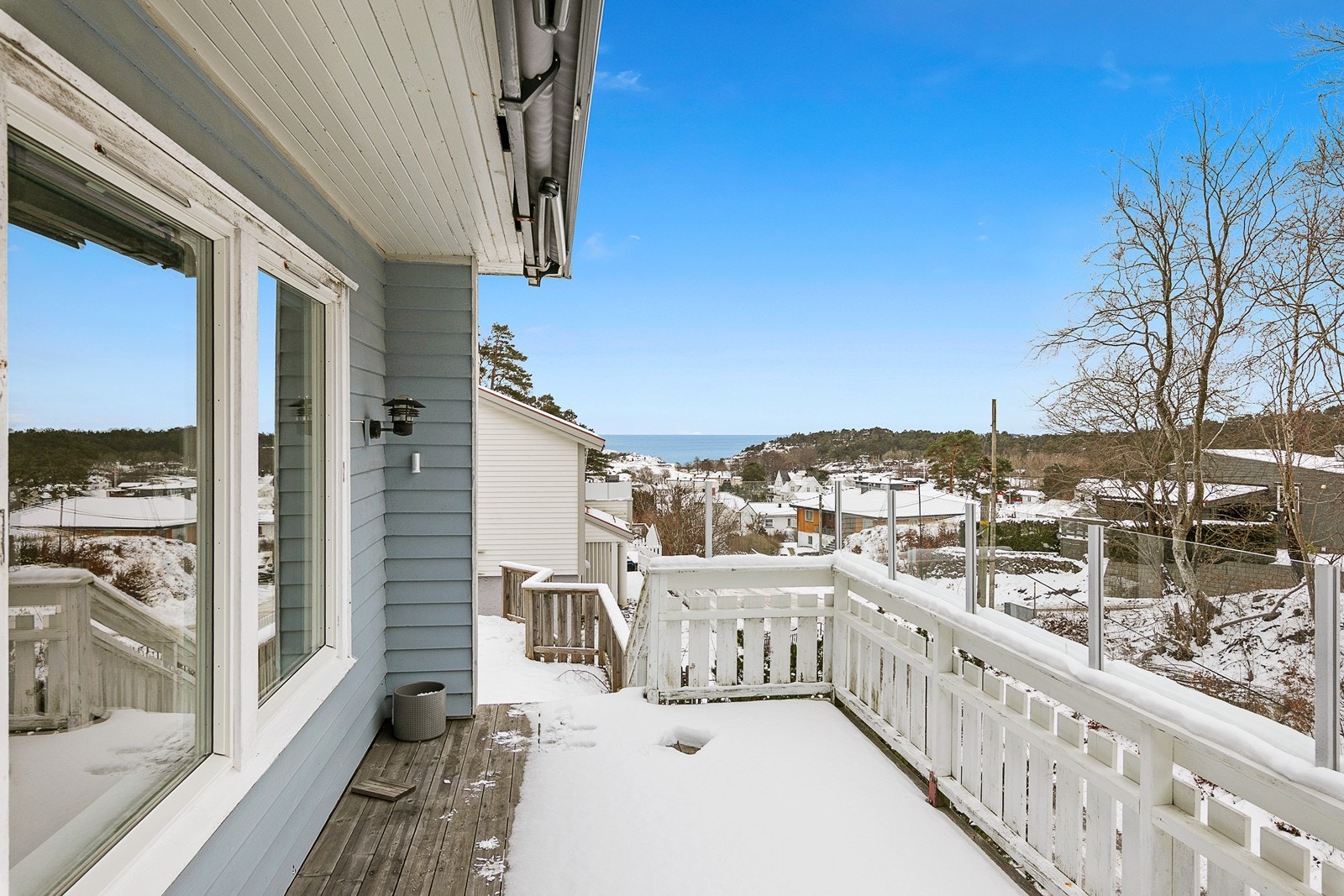 Ut på den solrike verandaen Galleribilde