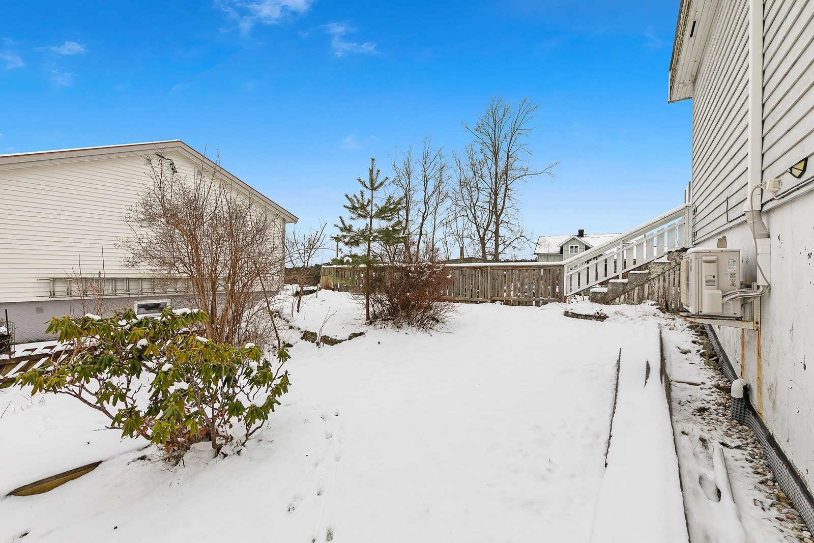 Hagen er sørvendt og har adkomst fra oppkjørsel og terrassen Galleribilde