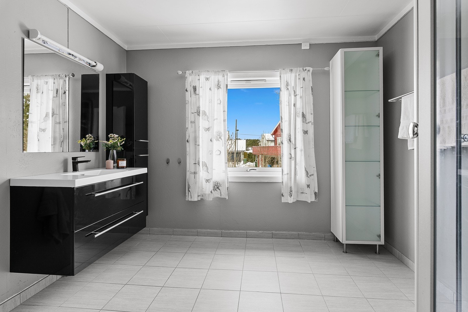 Bad med våtromstapet på vegg og flislagt gulv med varmekabler Galleribilde