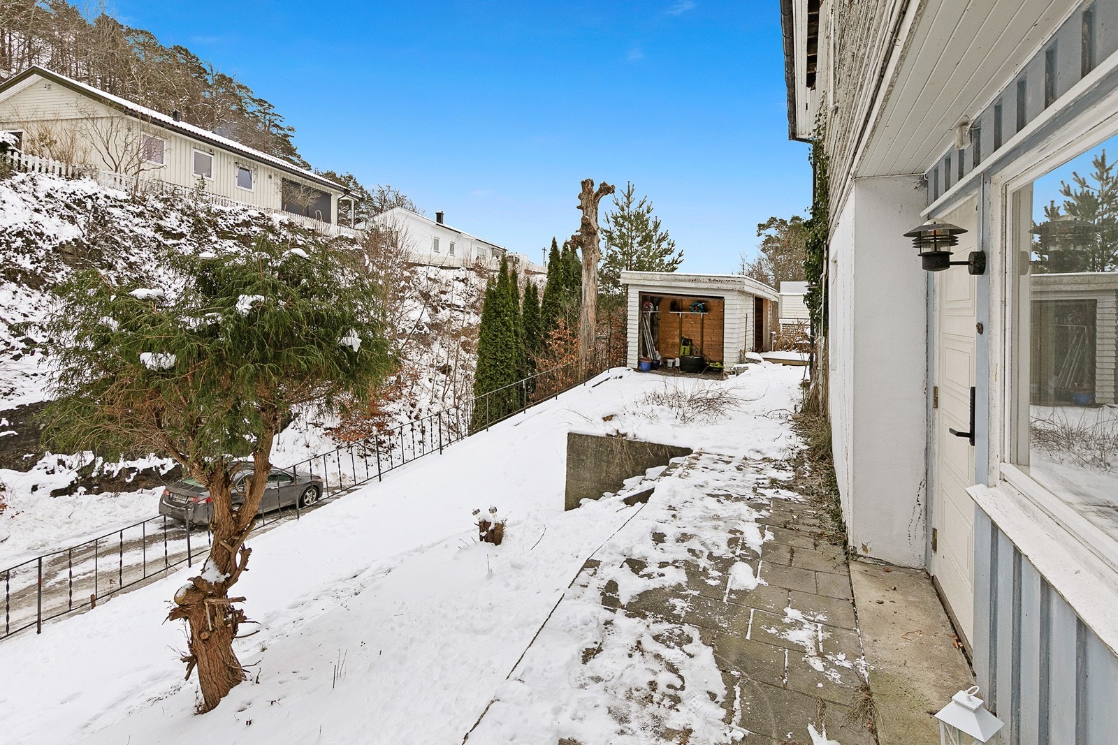 Oppkjørsel og inngangsparti Galleribilde