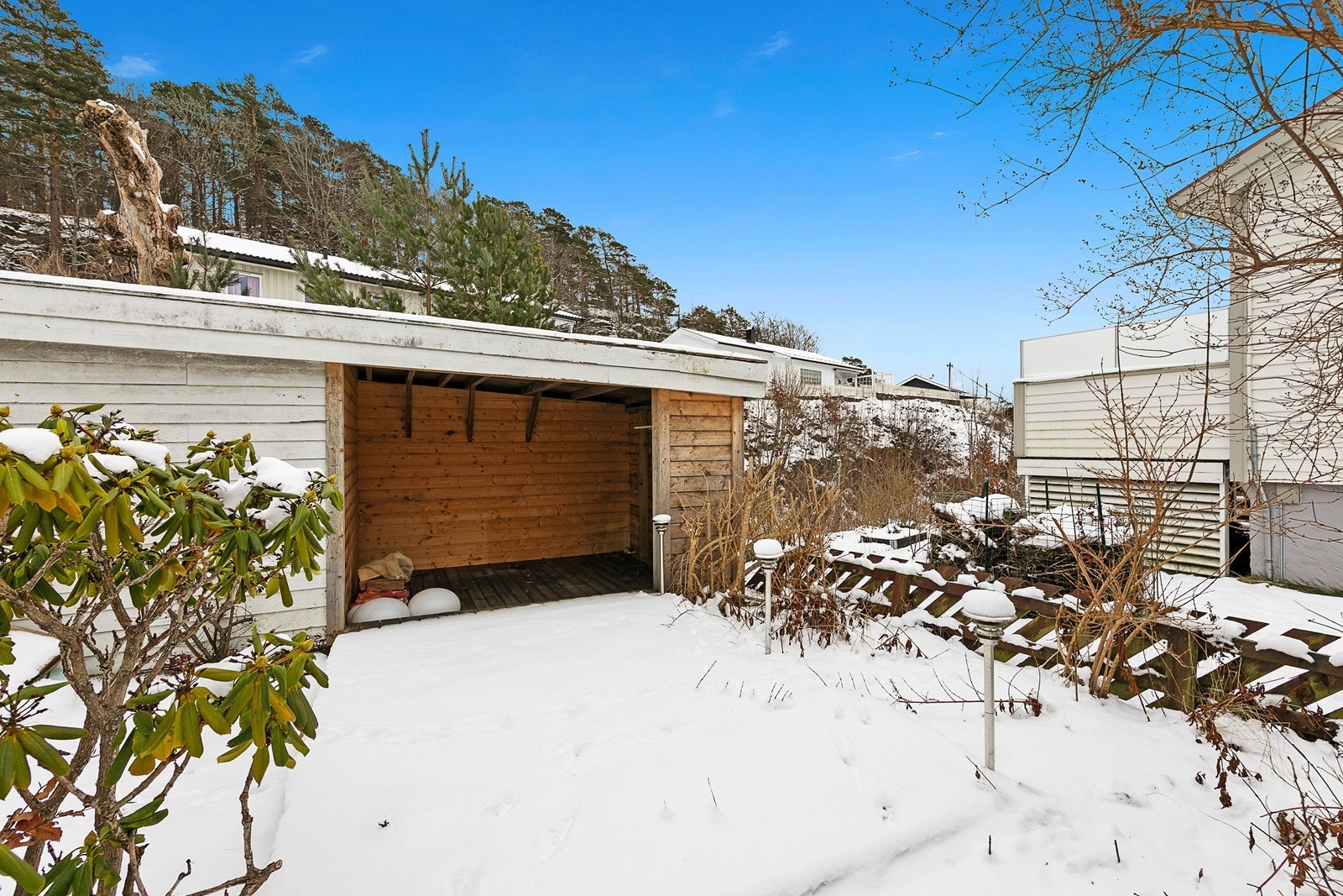 Den tidligere garasjen er bygget om til en utestue/redskapsbod, slik at man kan sitte ute uansett vær! Galleribilde