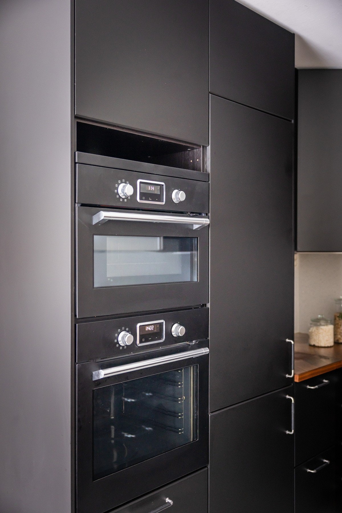 Det er integrert kjøleskap og oppvaskmaskin, induksjon koketopp samt innebygget stekeovn og mikrobølgeovn i høyskap. Galleribilde