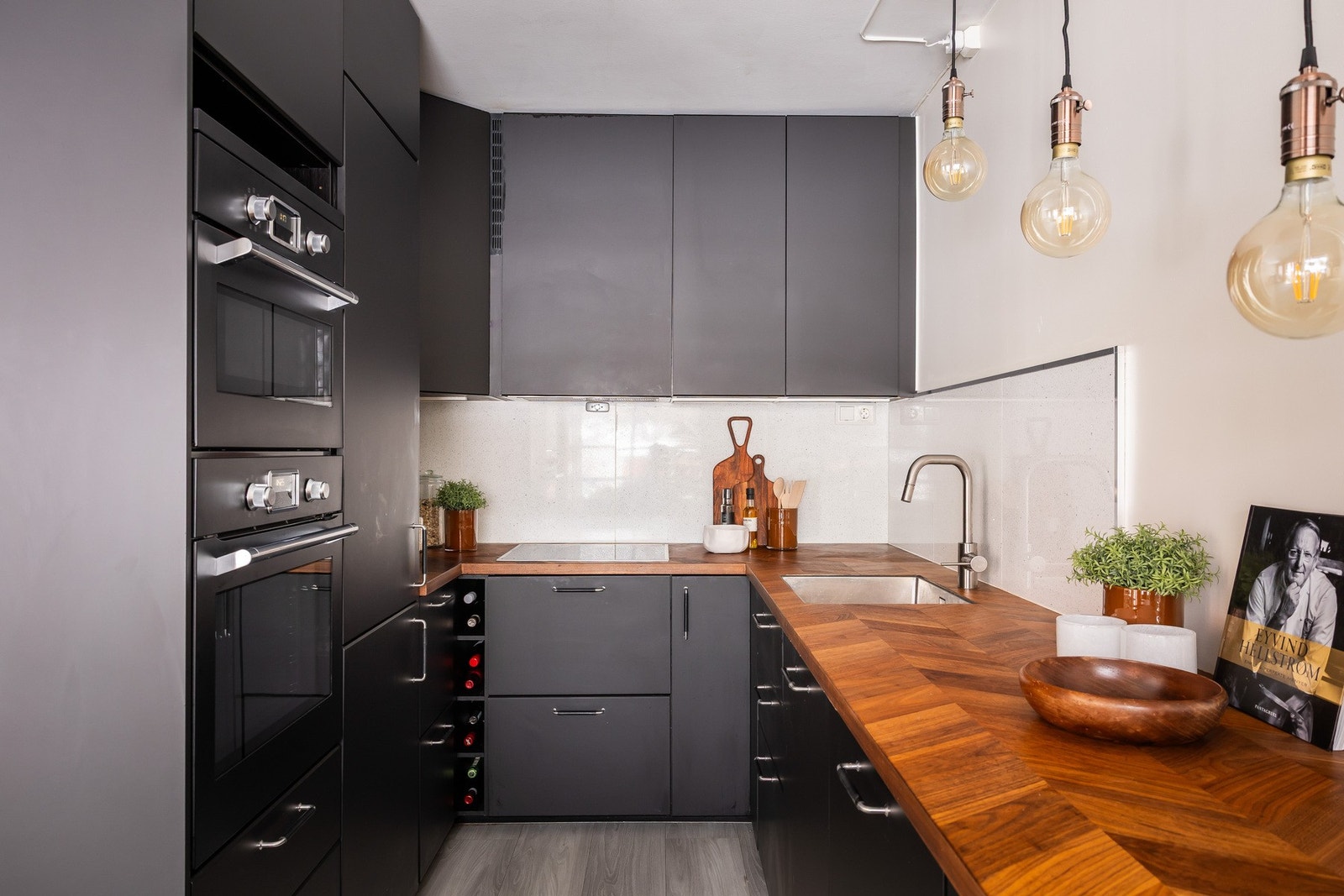 Kjøkkenet er fra 2018 og har innredning fra IKEA med glatte fronter og laminat benkeplate. Galleribilde