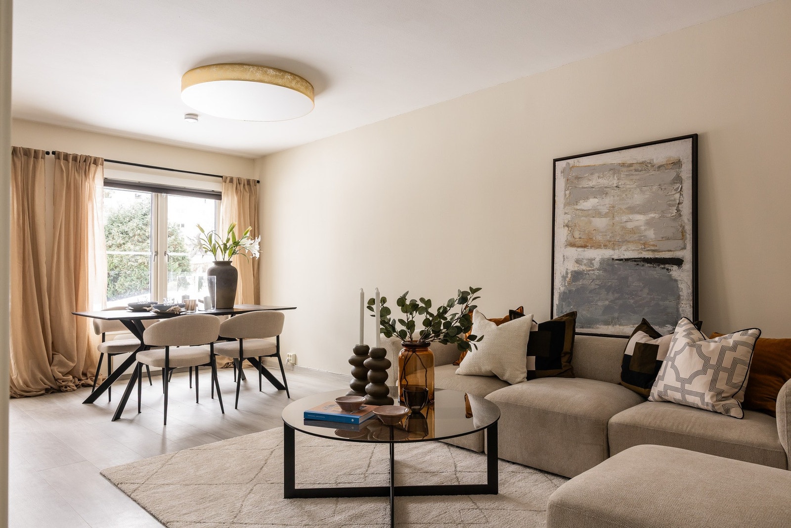 Stuen er romslig og lys, med gode møbleringsmuligheter for både sofagruppe og spiseplass. Galleribilde