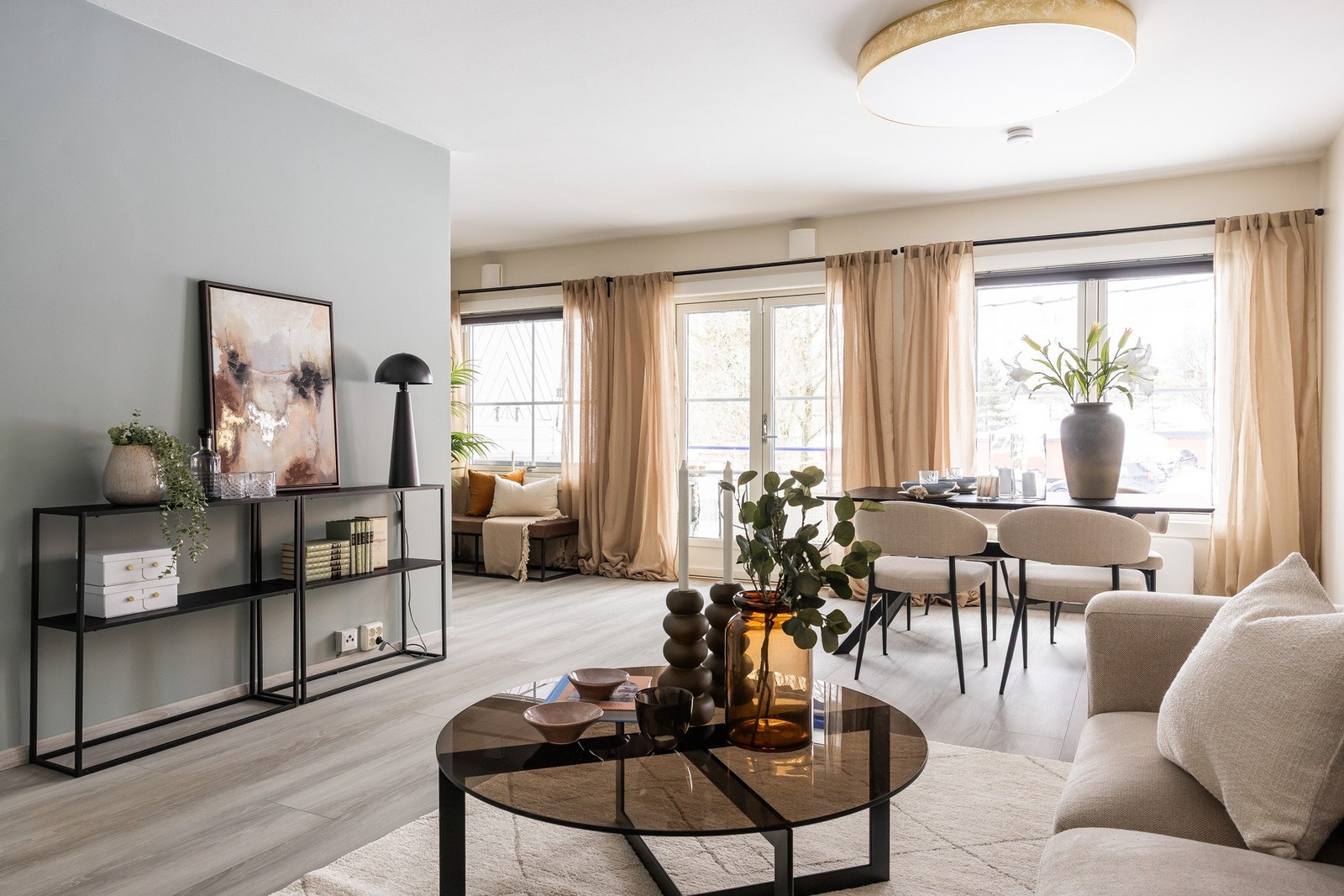 Boligen fremstår med en helhetlig og moderne stil. Galleribilde