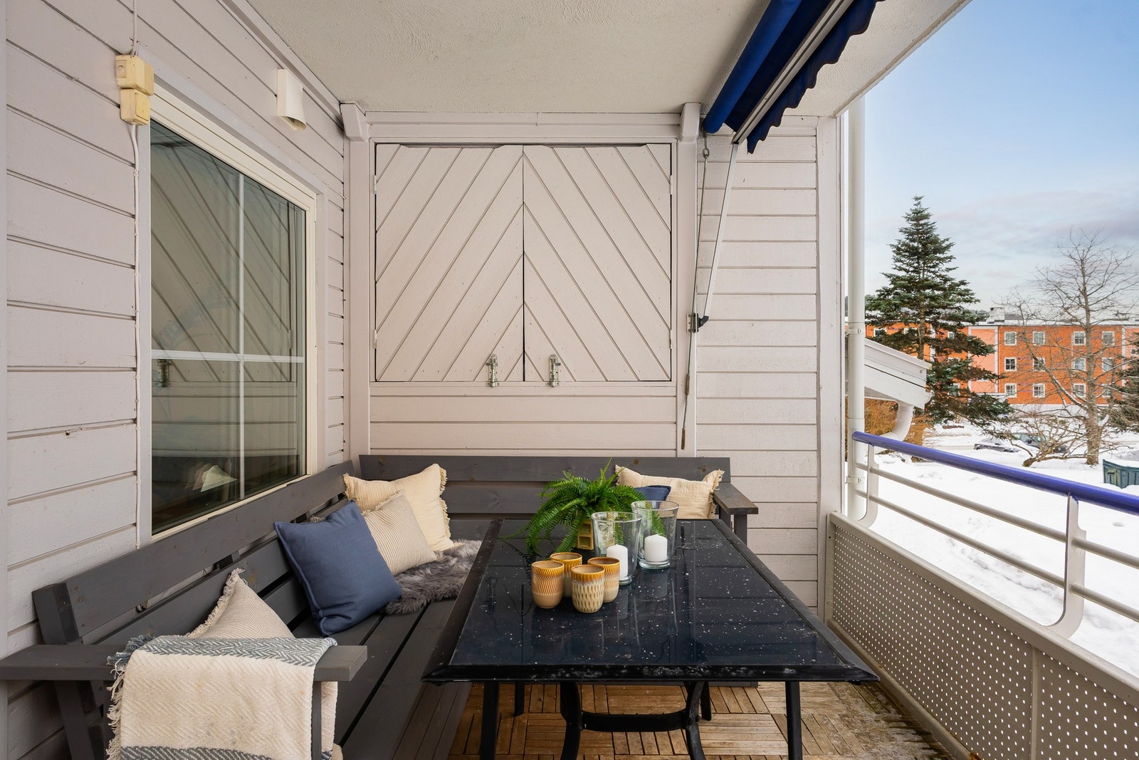 Balkongen har gode solforhold og er utstyrt med både belysning og stikkontakt. Galleribilde