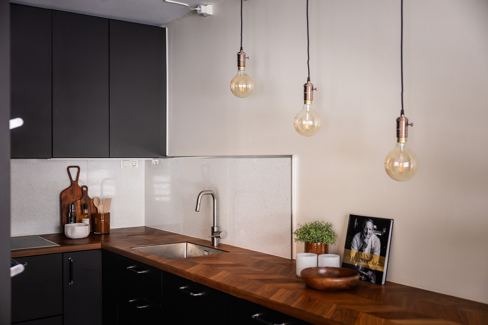 Kjøkkenet fremstår funksjonelt og velholdt, med naturlig arbeidsflyt og godt med skap- og benkeplass Galleribilde