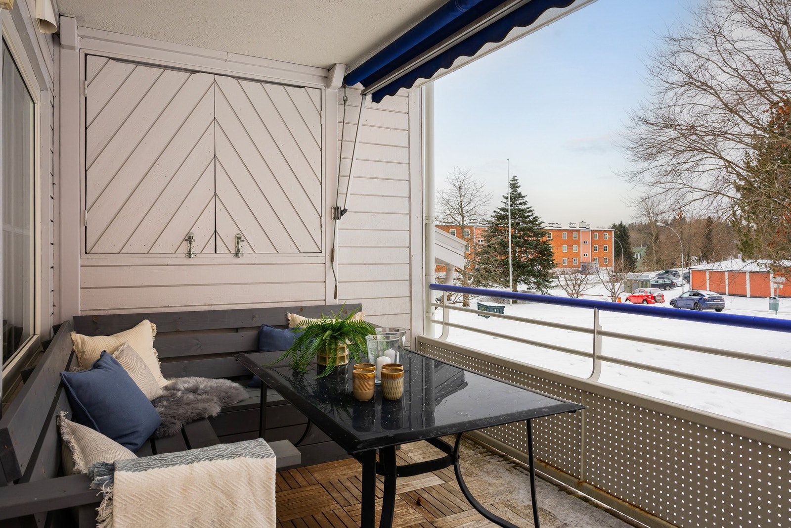 Det medfølger også et praktisk skap for puter og utemøbler. Galleribilde