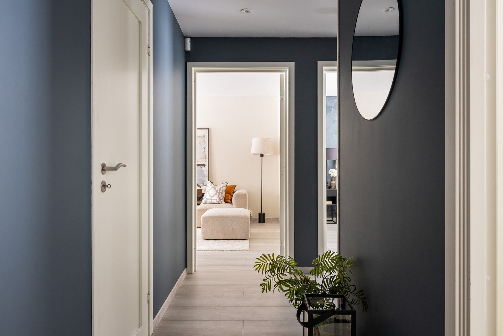 Leiligheten har en romslig entré med god plass til yttertøy og sko. Galleribilde