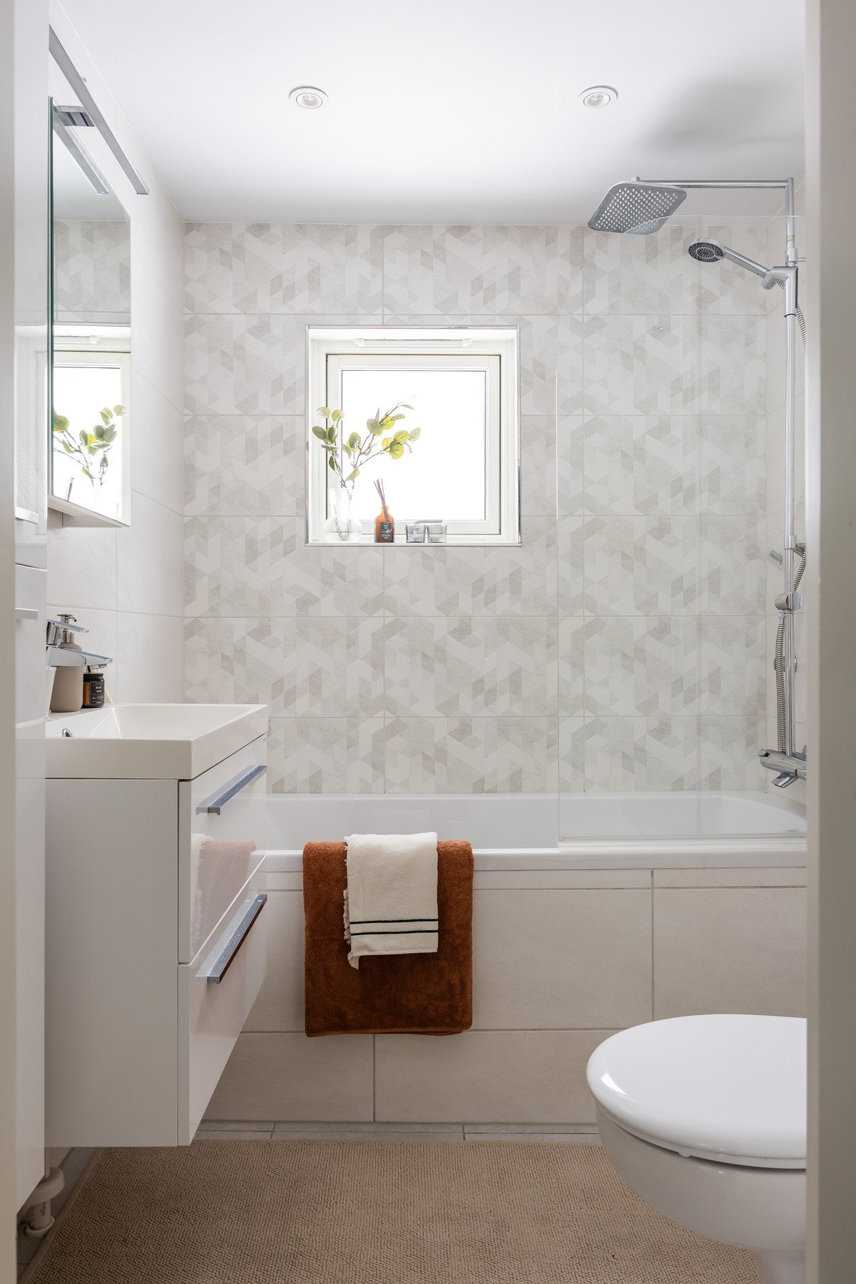 Badet ble totalrehabilitert i 2018 og fremstår som moderne og delikat Galleribilde