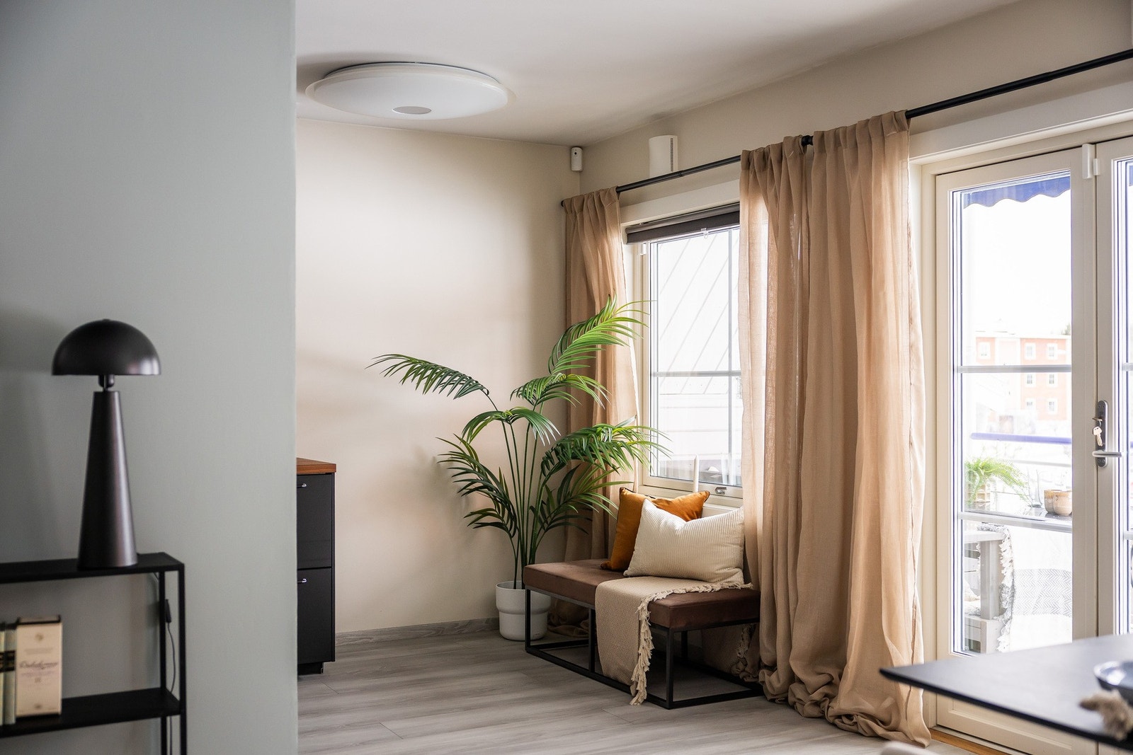 Her er det direkte utgang til balkongen, som forsterker sammenhengen mellom inne- og uterom. Galleribilde