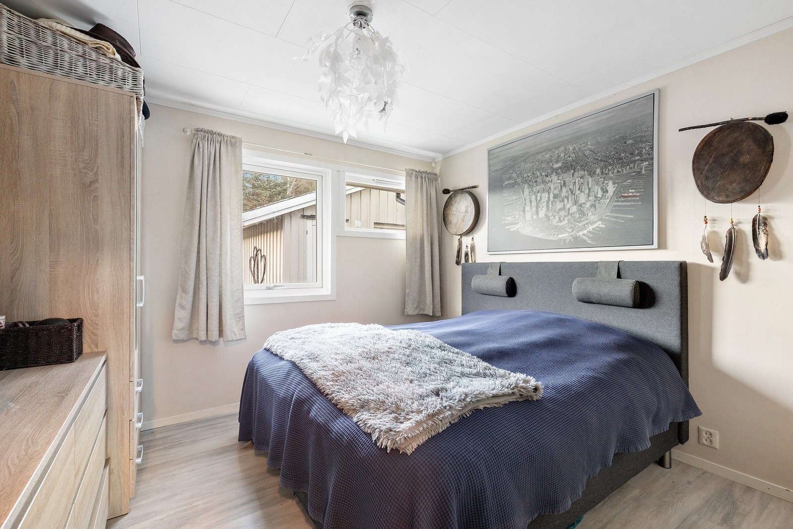 Soverom 1 på 11,7 kvm med god plass til klesskap og dobbeltseng. Galleribilde