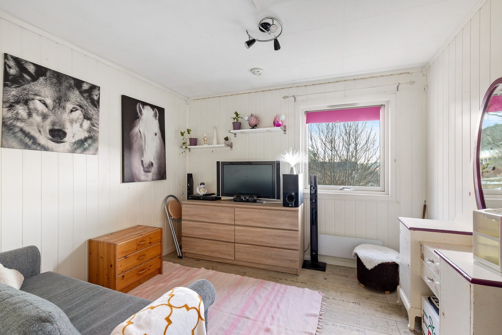 Soverom 2 på 9,5 kvm med smartpanel på vegg og laminatsgulv. Her er også oppgang til kaldloftet. Galleribilde