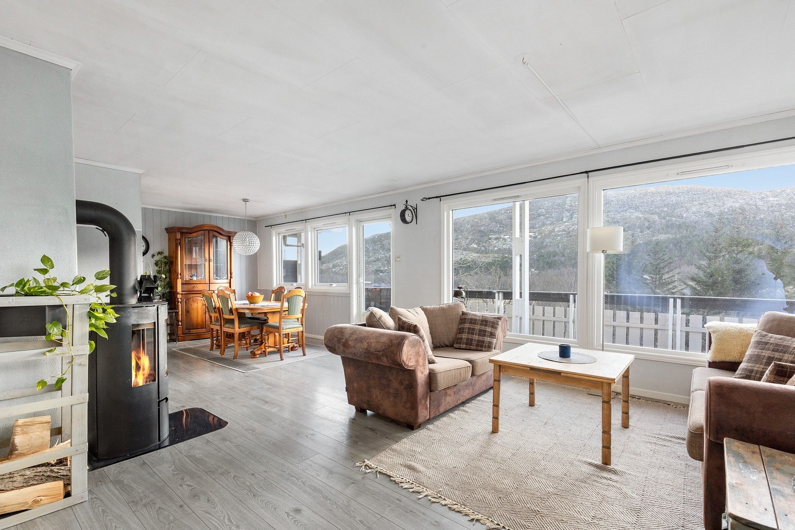 Stuen har en lys farge og store vinuder som gir rikelig med lysinnslipp. Galleribilde