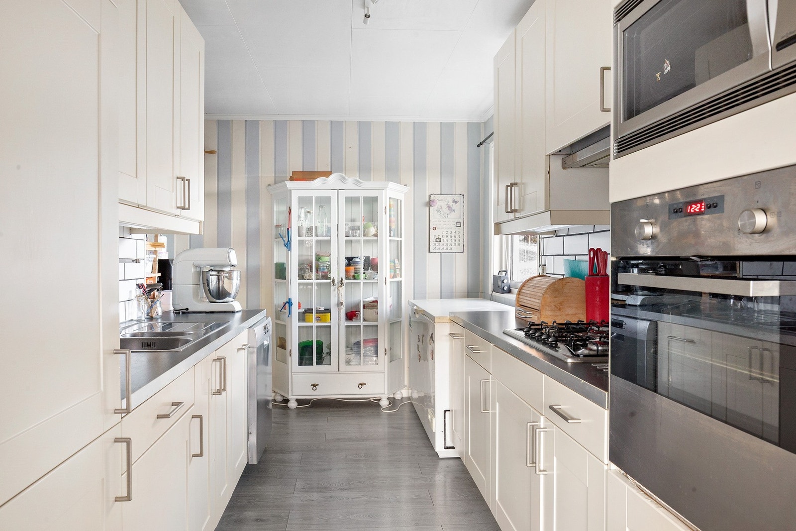 Kjøkkenet ble oppgradert i 2016/17 - Her er det integrerte hvitevarer som ovn og micro i ståhøyde kjøleskap. Galleribilde