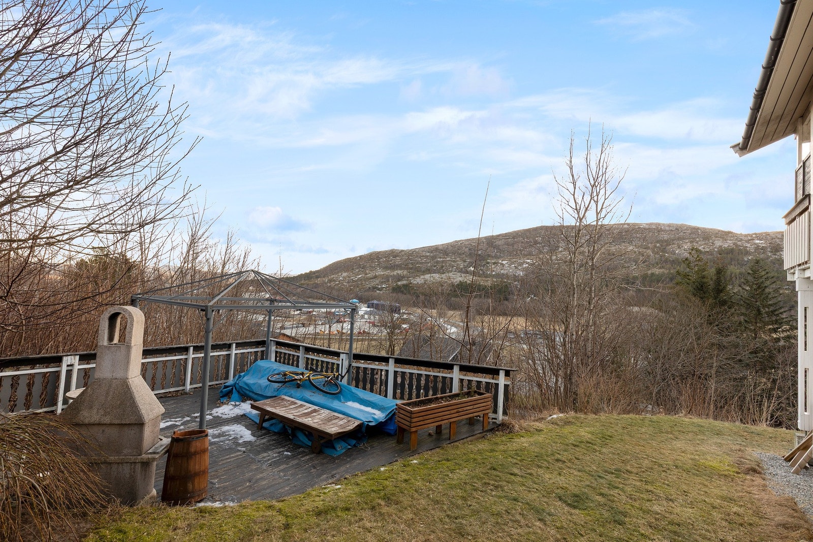 Terrassen på østsiden er "flytende" bygd og er plassert på naboeiendommen. Galleribilde