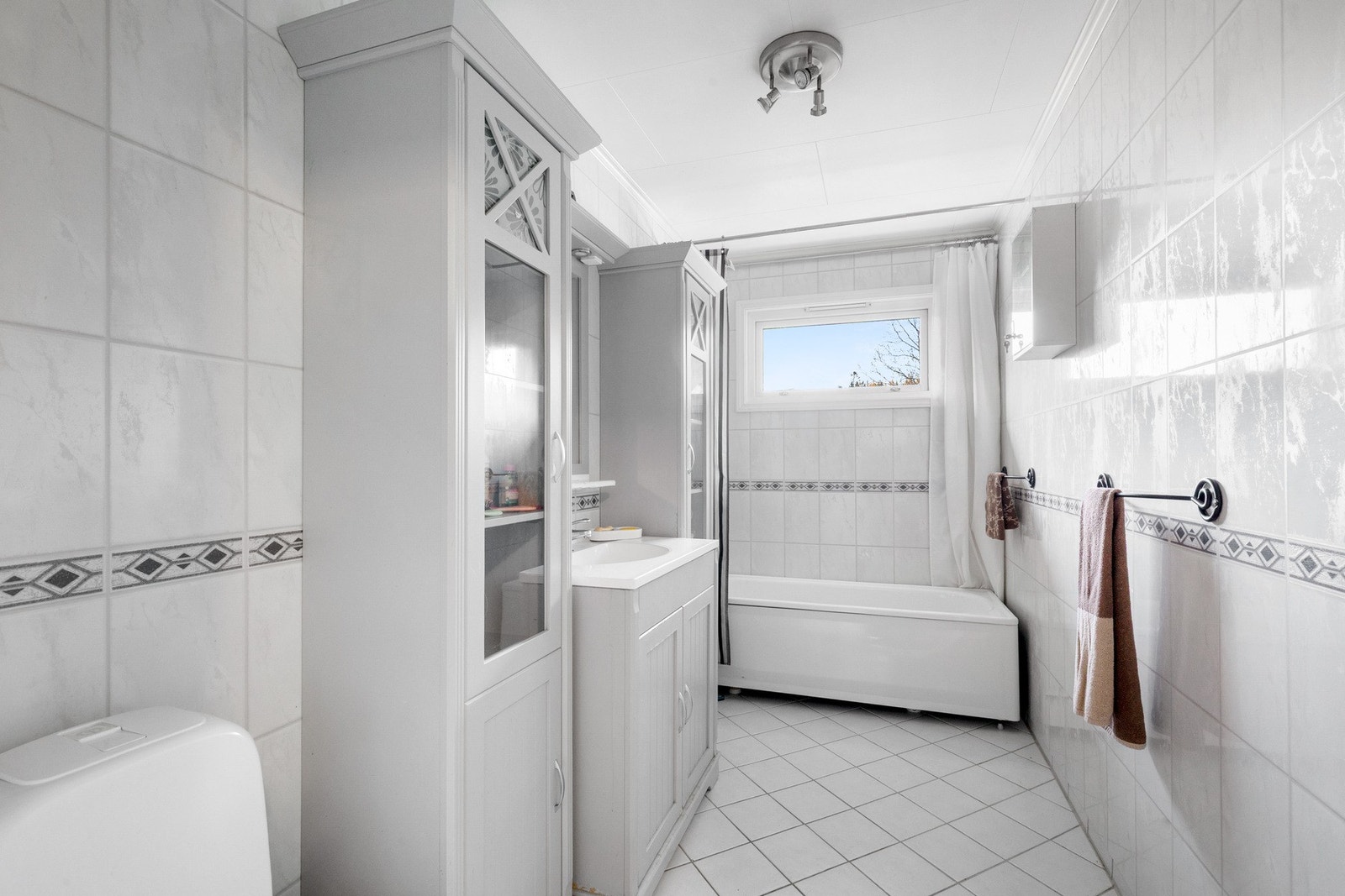 Flislagt bad fra 2009 med varmekabler i gulv og badekar. Galleribilde