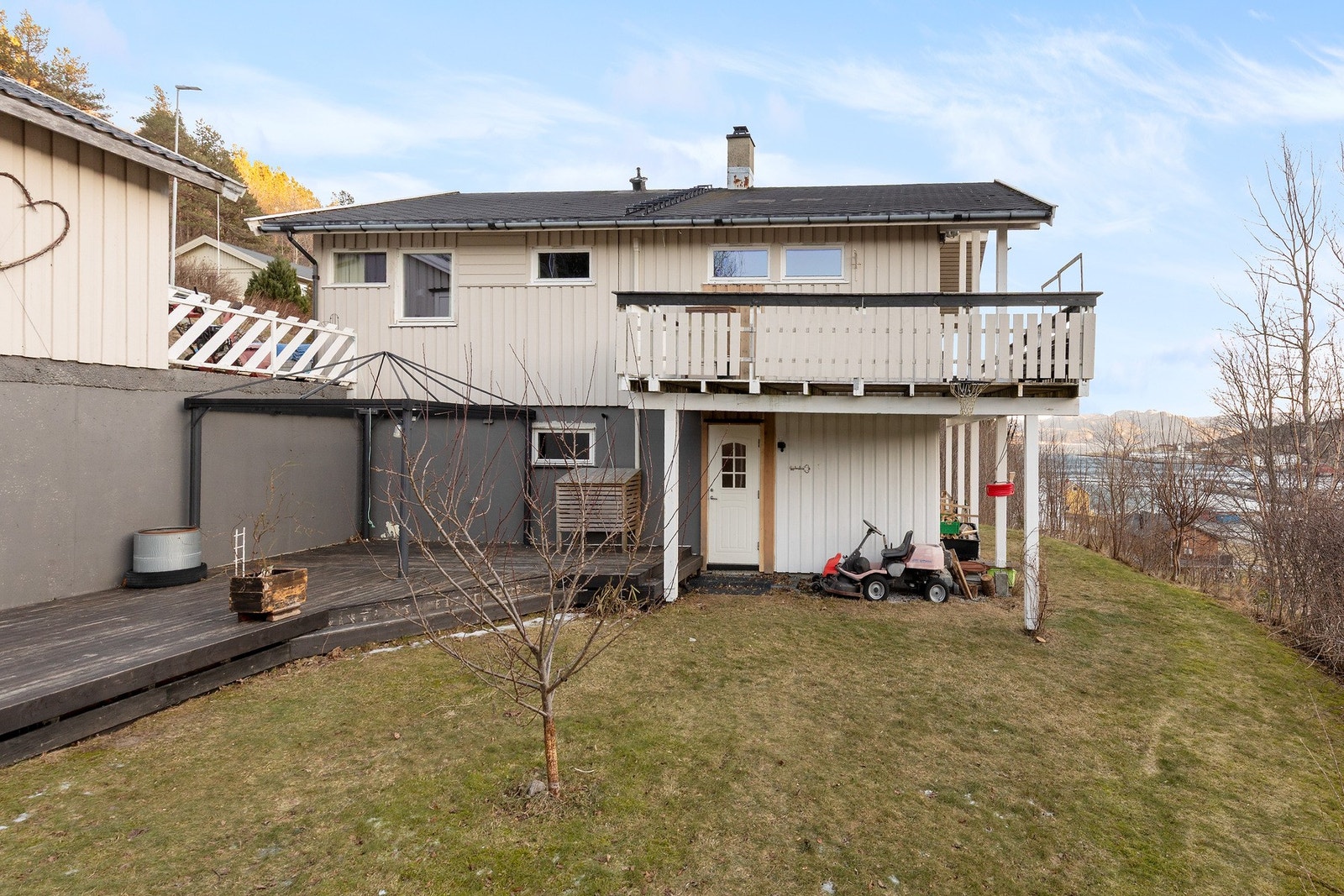 I hagen finner du en stor og skjermet terrasse på 36 kvm med pergola. Galleribilde