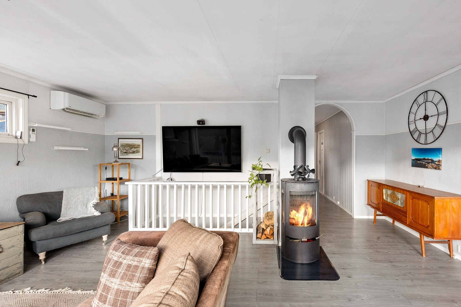 Romslig stue på 47,2 kvm med både vedfyring og varmepumpe. Galleribilde