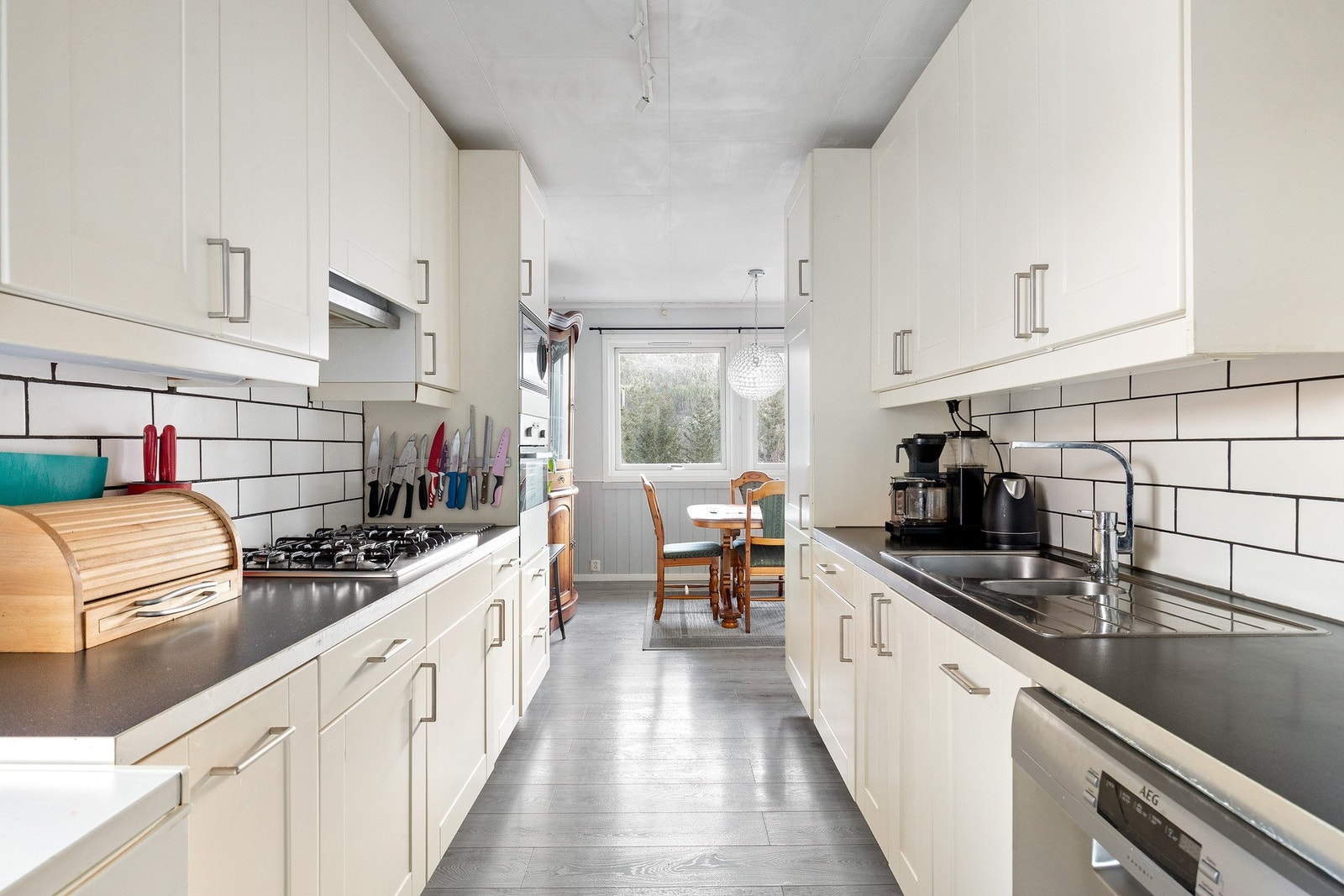 Legg merke til at kjøkkenet et utstyrt med gassbluss Galleribilde