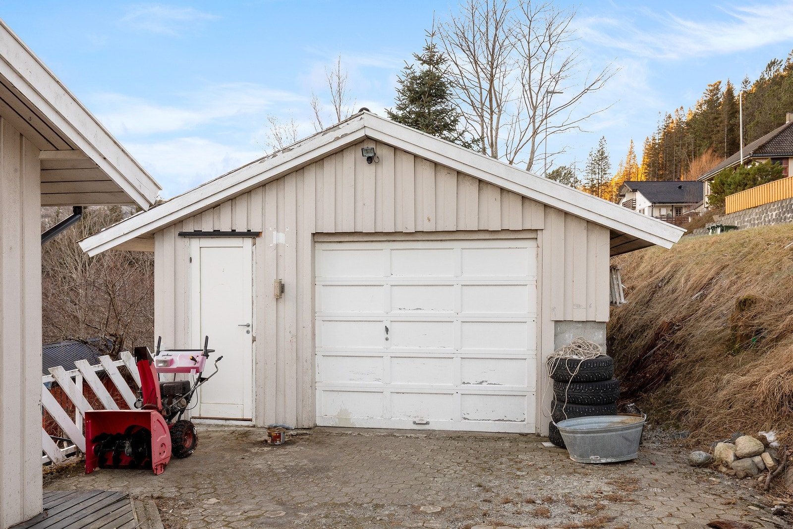 28 kvm garasje med støpt betongdekke og innlagt strøm Galleribilde