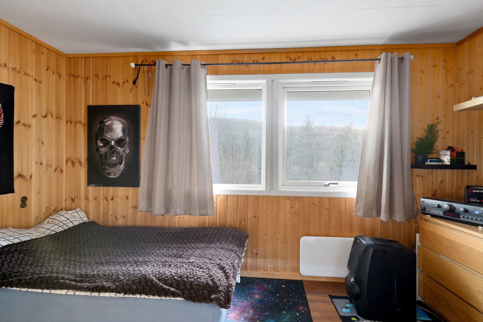 Soverom 3 finner du i sokkeletasjen - Et lunt rom med enkel adkomst rett ut til hagen. Galleribilde