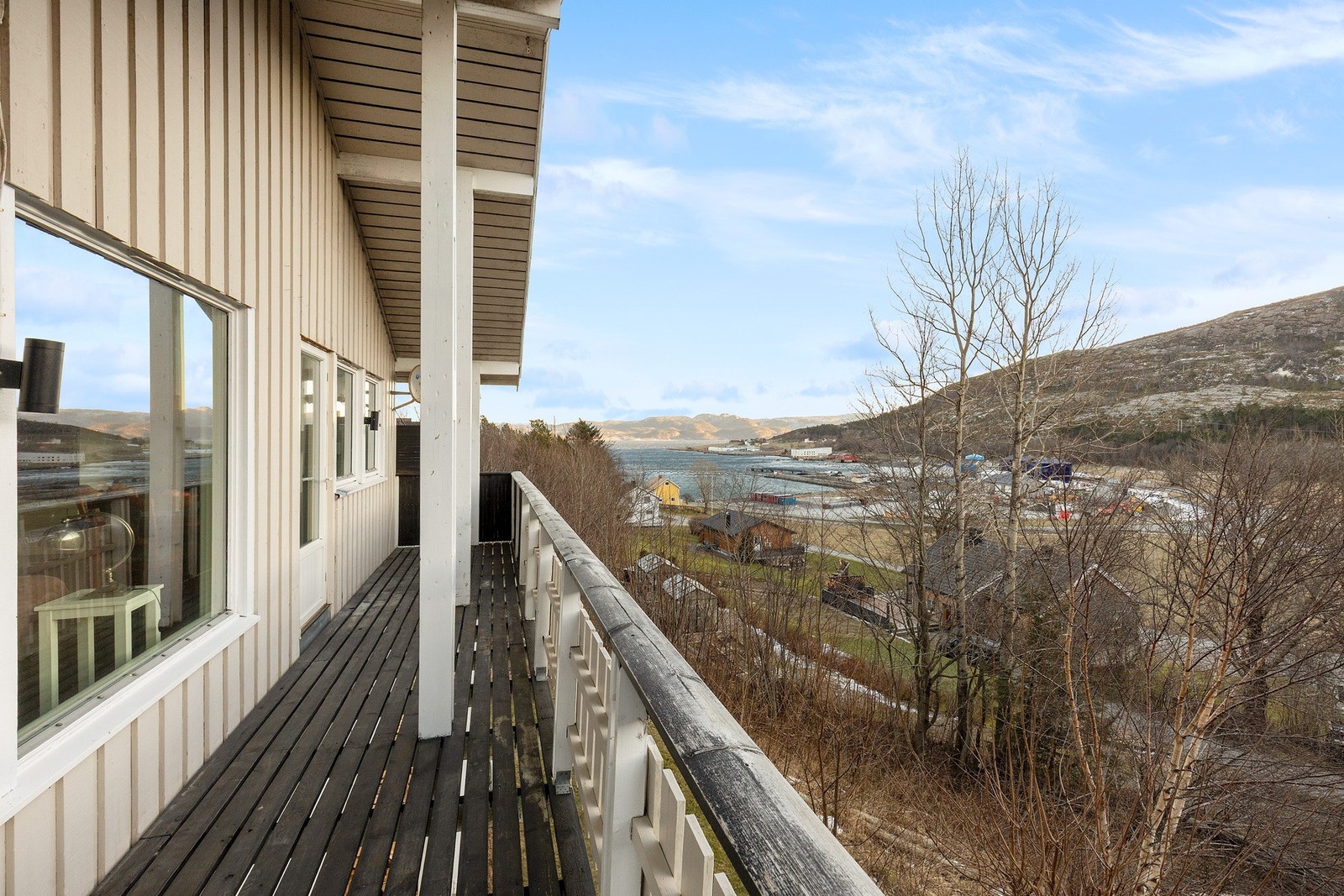 Ut fra spisestuen har du verandaen med fjordutsikt, og som strekker seg rundt hushjørnet Galleribilde