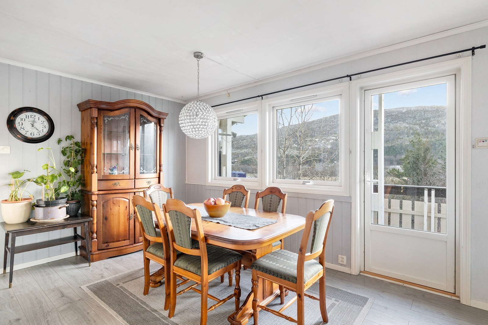 Mellom stue og kjøkken er det passende plass til et langt spisebord. Galleribilde