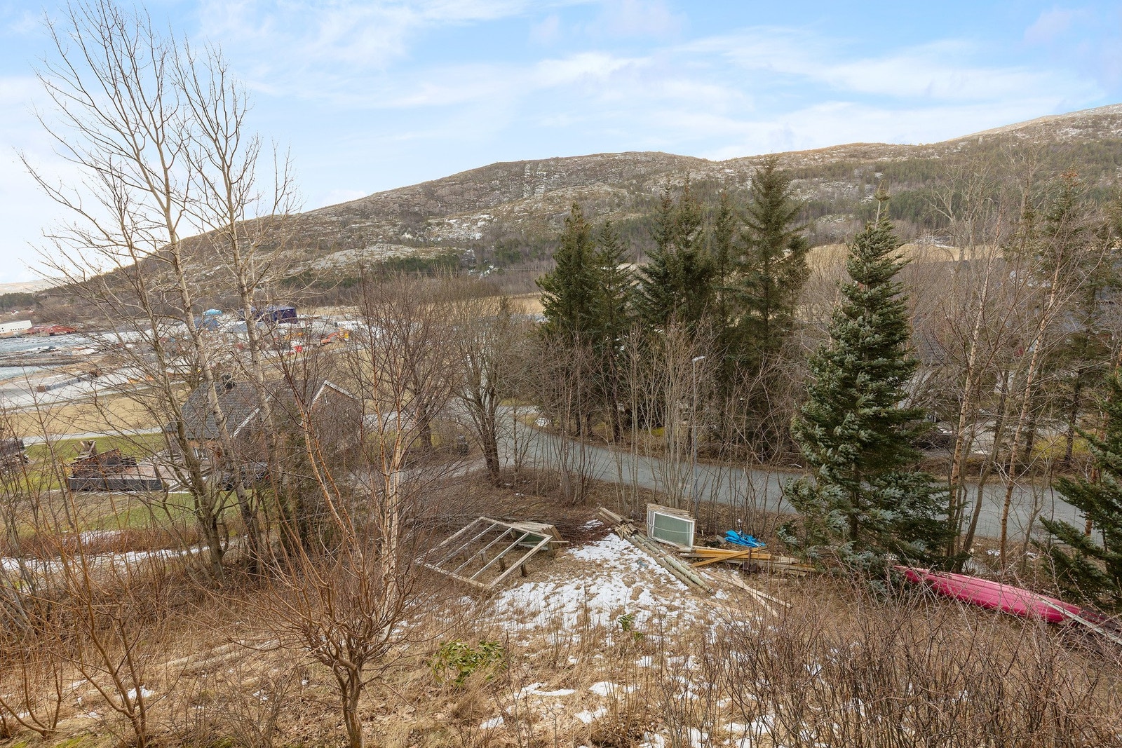 Eiendommen strekker seg nesten helt ned til veien og vil bli ryddet i løpet av kort tid. Galleribilde