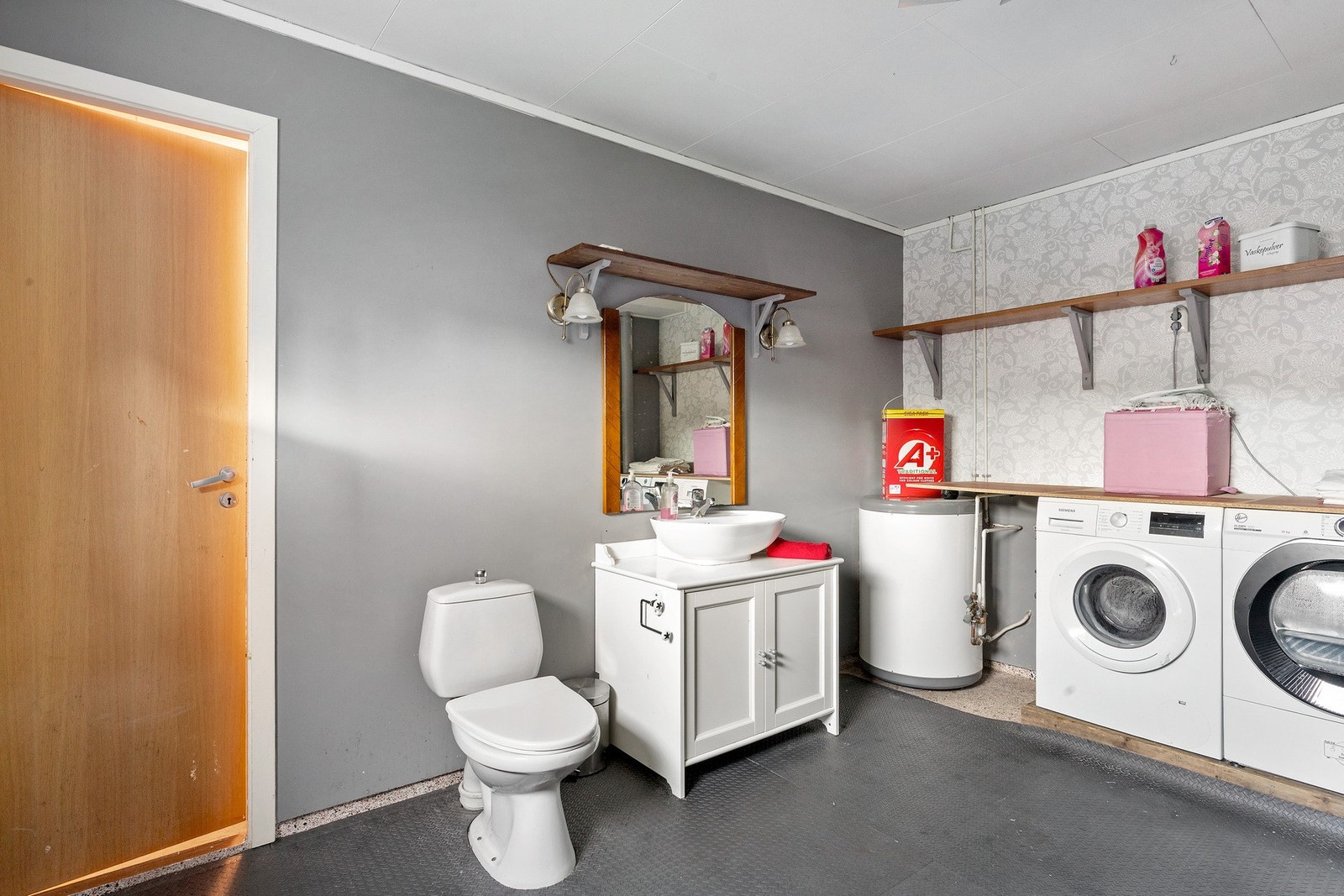 Vaskerom med toalett og tilgang til 2 boder som er på sammenlagt 9,4 kvm. Galleribilde