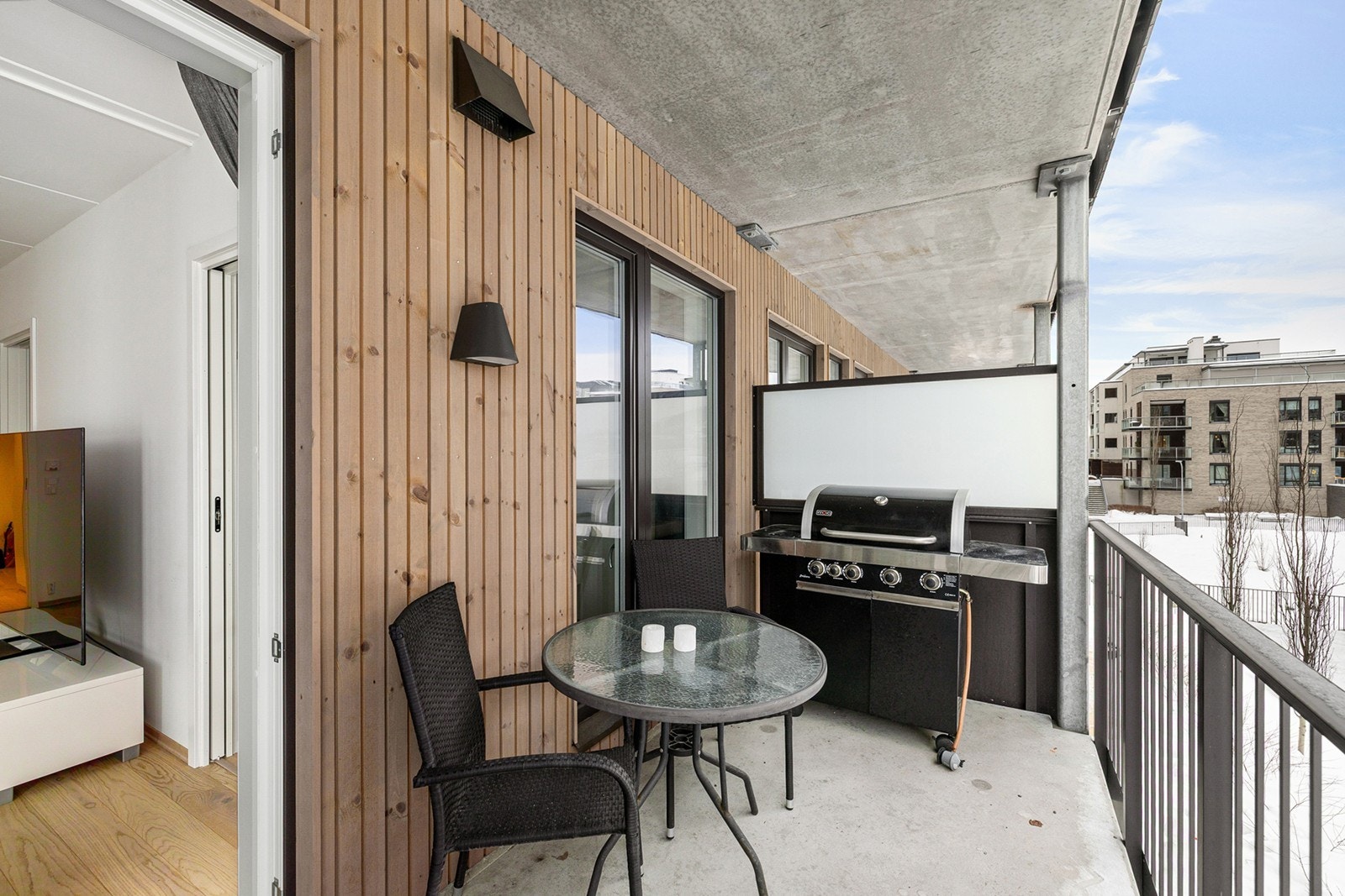 Koselig overbygd balkong på 7 kvm med utsyn mot felles utearealer. Galleribilde