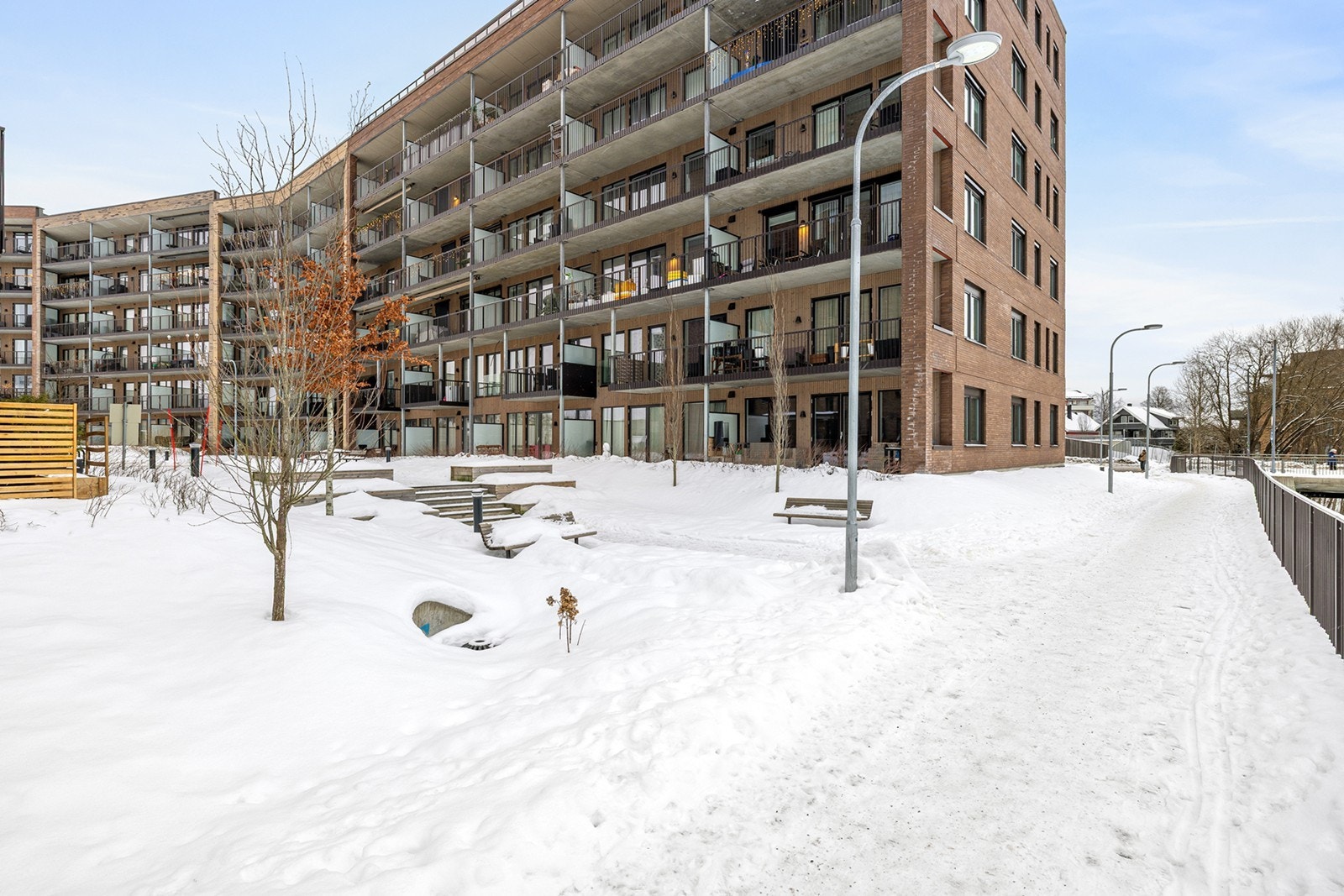 Det er gangavstand til alt du trenger i en hektisk hverdag, spesielt til Strømmen Storsenter og Strømmen togstasjon. Galleribilde