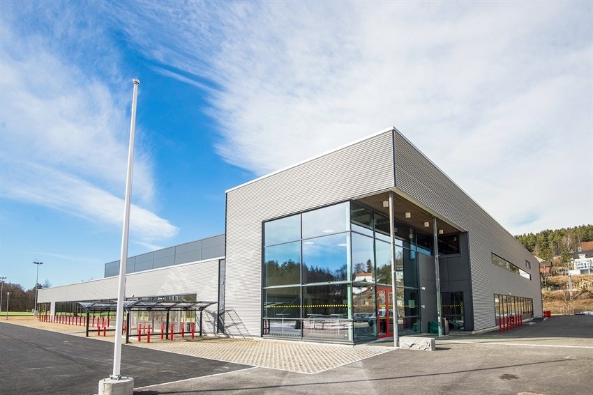 Slorahallen har idrettshall, fotballbane, lekeplass, volleyballbane og andre rekreasjonsmuligheter. Galleribilde