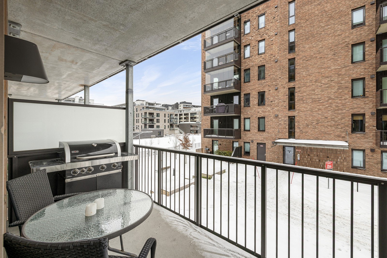 Her er det plass til både sittegruppe og grill, og balkongen fungerer som en naturlig forlengelse av stuen Galleribilde