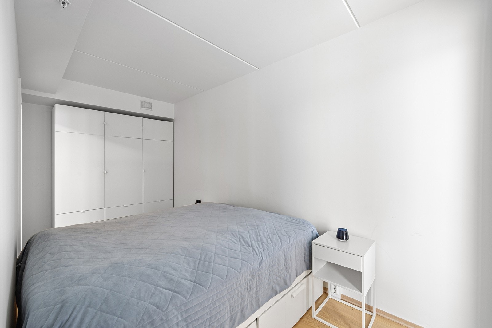 Lyst og romslig soverom med plass til dobbeltseng og garderobeløsning. Galleribilde