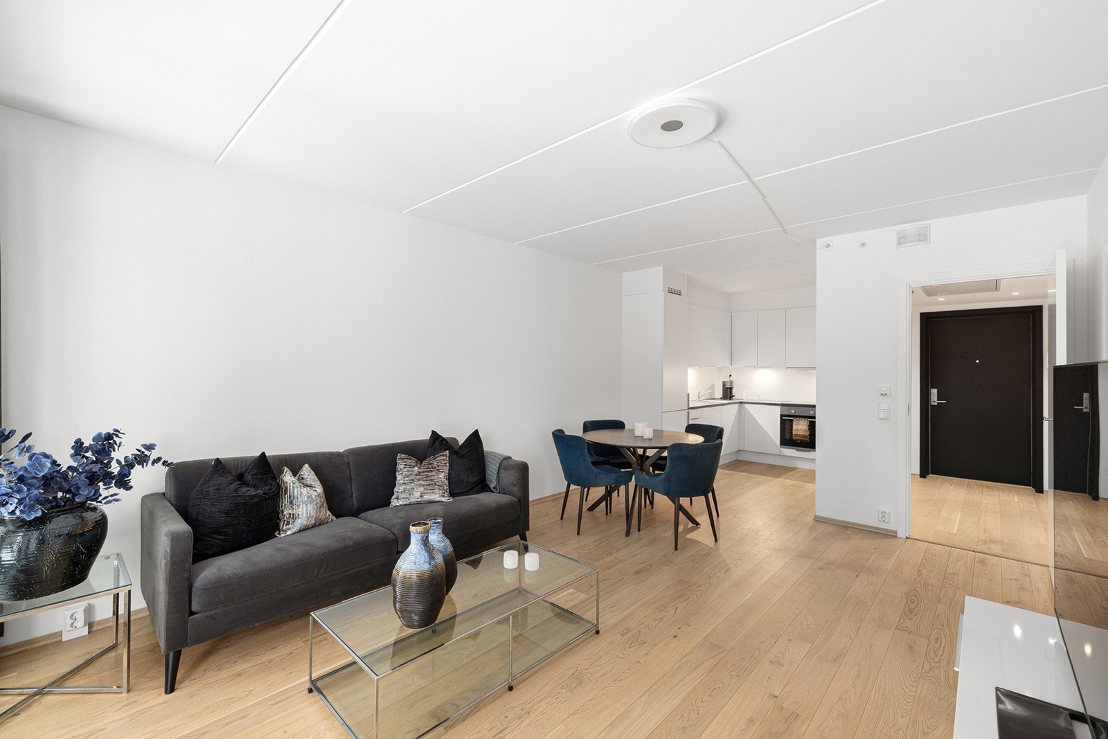 Lys og innbydende stue med åpen kjøkkenløsning og god plass til både sofagruppe og spisebord. Galleribilde