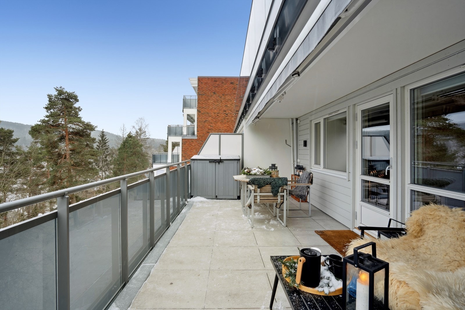 Terrassen ble renovert i forbindelse med sameiets fasaderehabilitering. Det er også montert ny markise og utvendige stikkontaktter på terrassen. Galleribilde